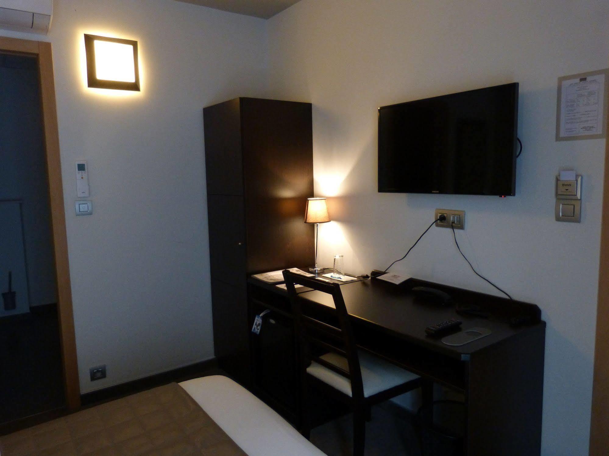Hotel Saint Daniel Peruwelz ภายนอก รูปภาพ
